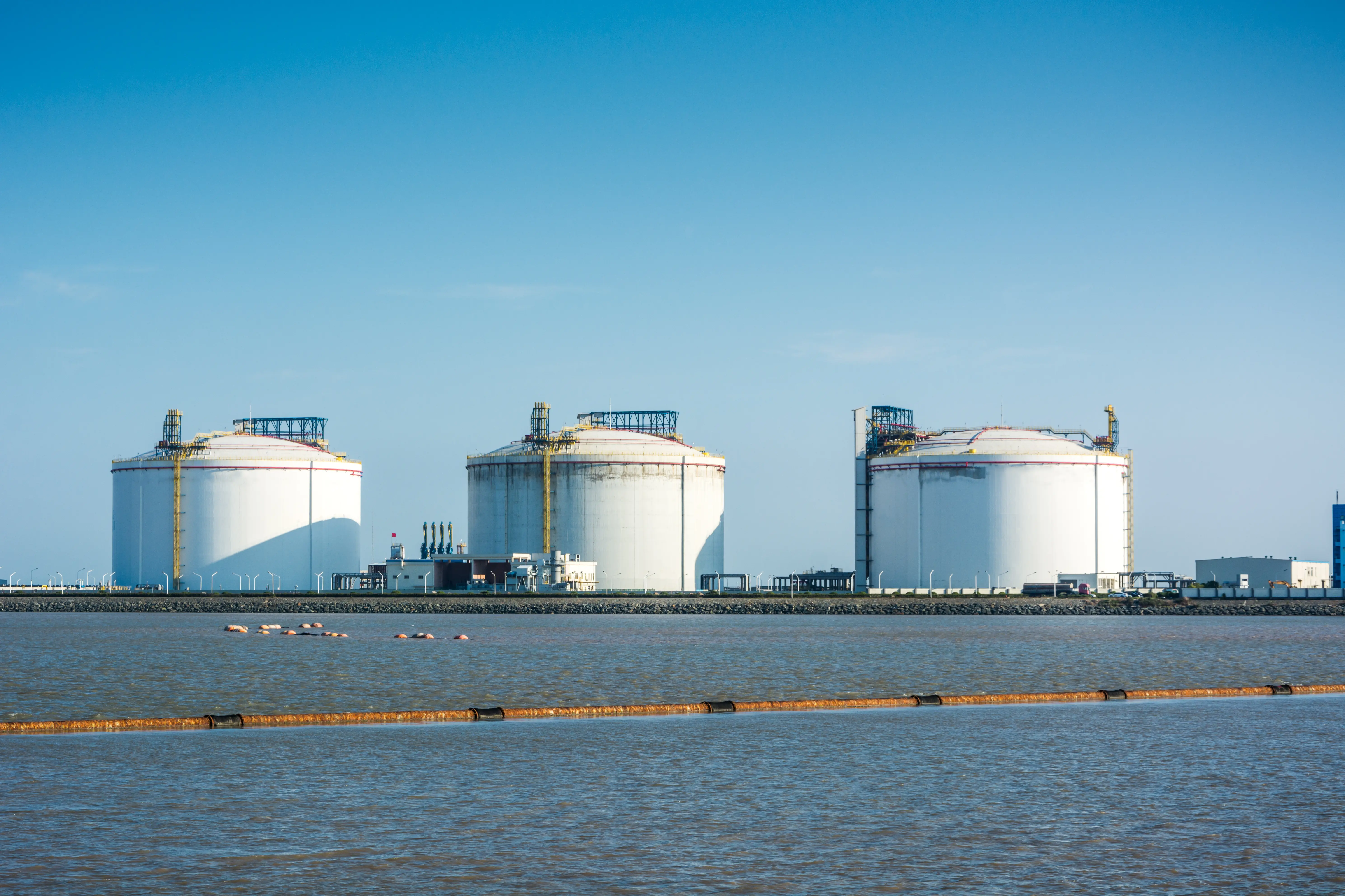 Depósitos criogénicos para hidrógeno y gases industriales en unas instalaciones situadas frente al mar, equipados con equipos PROTEGO®