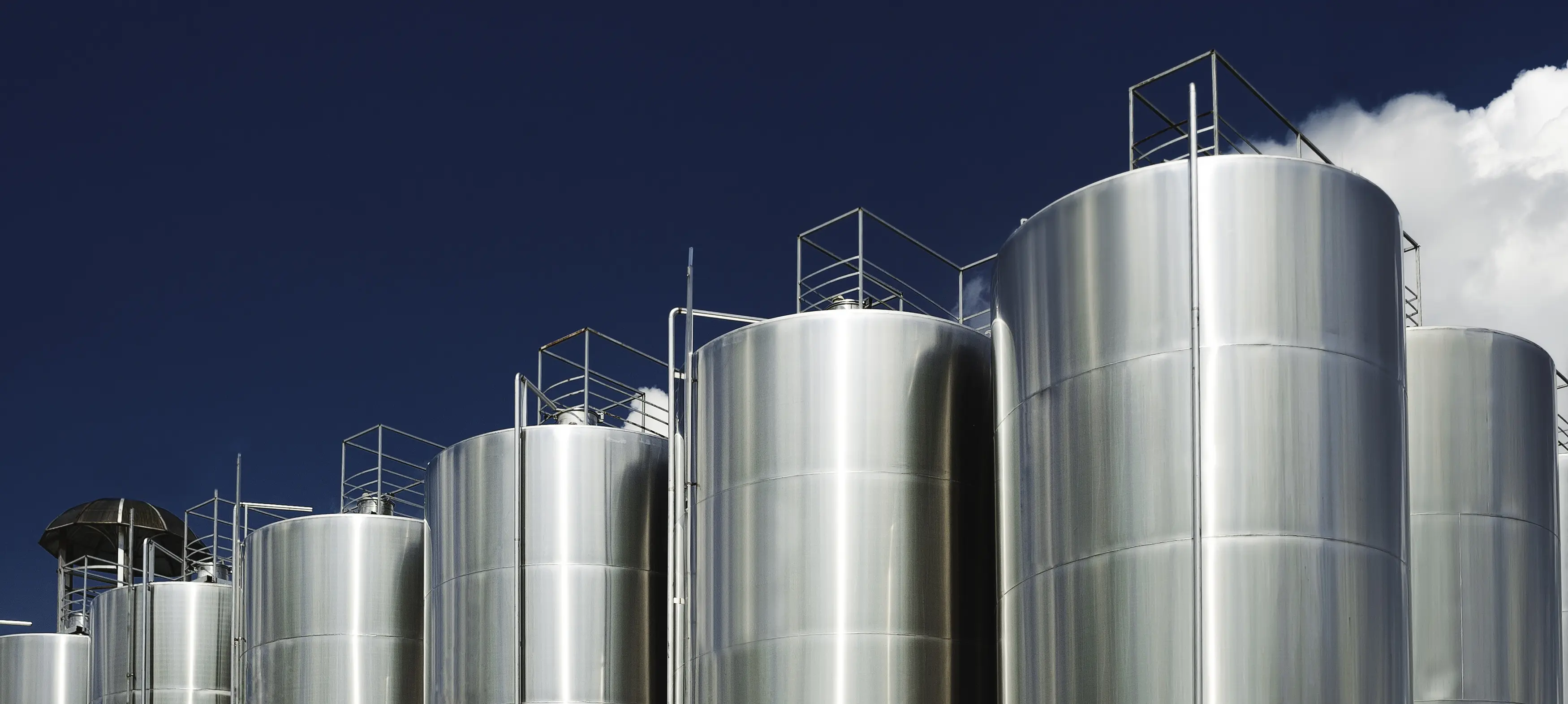 Tanques de armazenamento para a indústria de alimentos e bebidas, e a PROTEGO® oferece os equipamentos adequados para isso