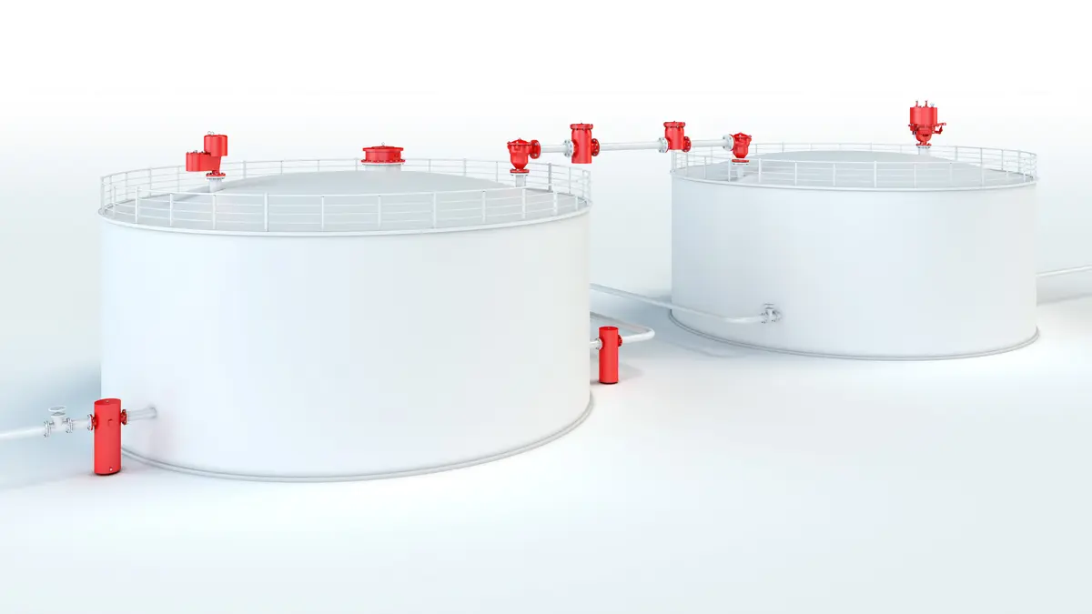 Dos depósitos de almacenamiento de techo fijo equipados con equipos PROTEGO® para diversas aplicaciones.