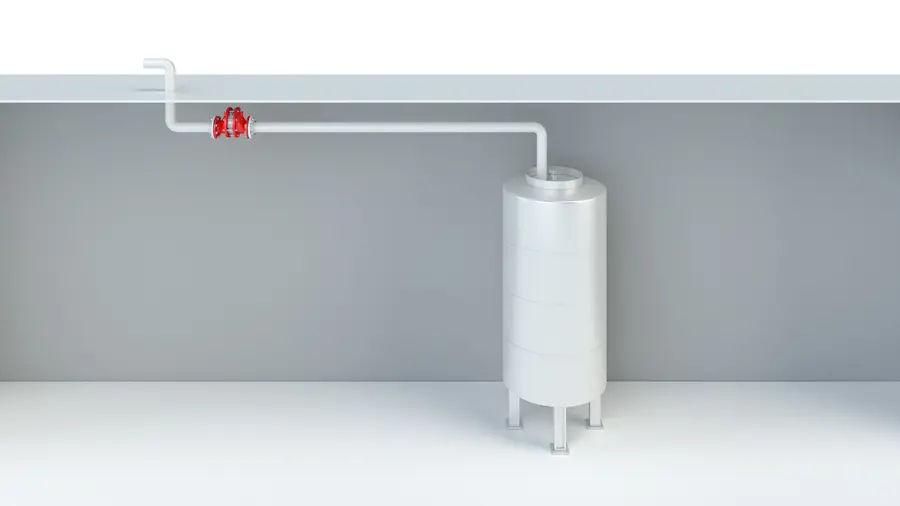 Una representación en 3D muestra un depósito de almacenamiento cilíndrico vertical conectado a un tubo de ventilación superior, con un equipo de seguridad en línea de color rojo instalado a lo largo del tubo.